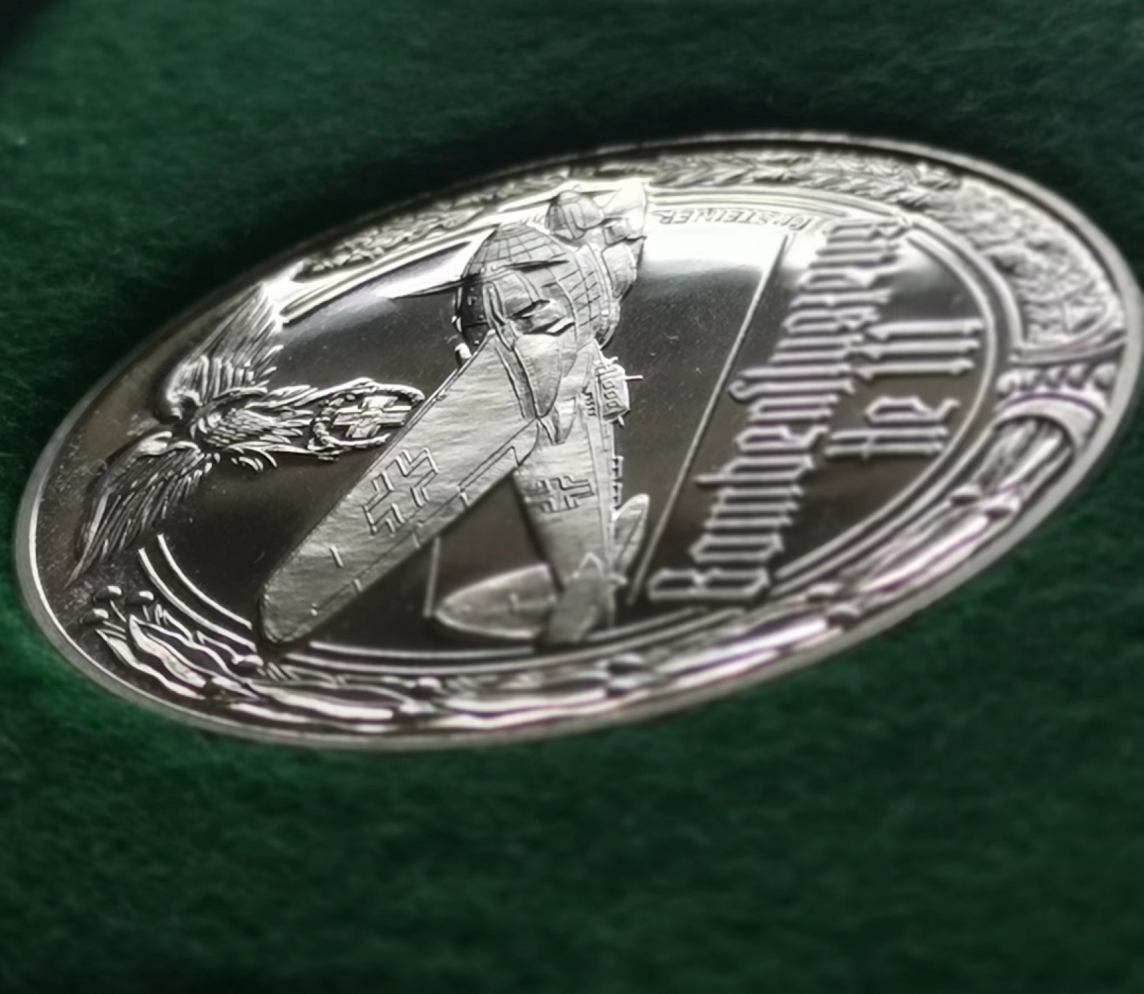 万国钱币拍卖第005期 第二次世界大战纪念章，1977年德国出品，一套共50枚，999高银，在主要战役、高级将领、新式武器等方面介绍了二战期间的战争历程，背面统一设计（见末图），可以视为钱币版的二战纪实录。统一直径50MM，重量35G，精制喷砂光边工艺制作，总重量达到1750KG。