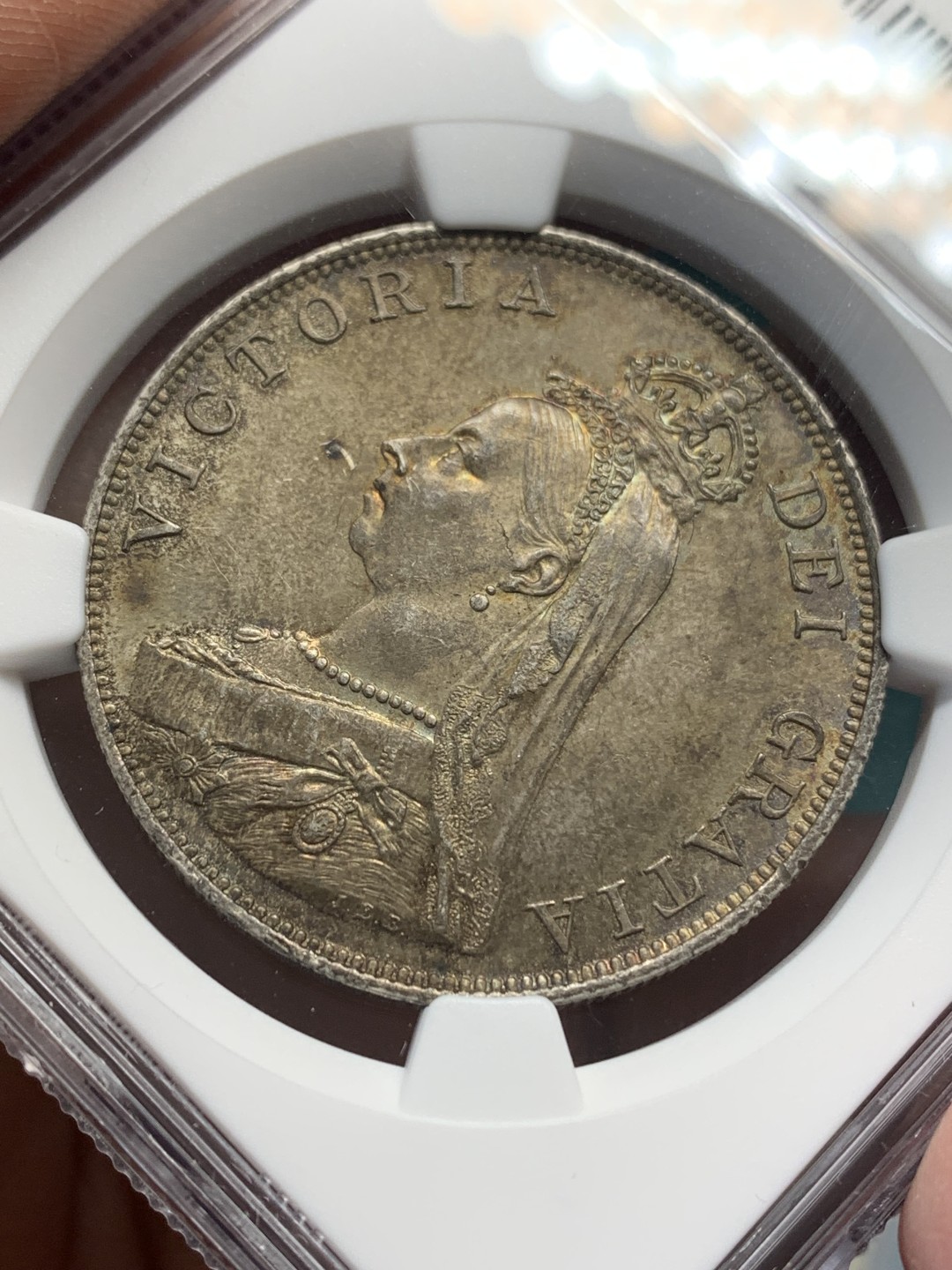 《竞宝斋》第148场-周日，周一 2场 (全场包邮) NGC MS63 英国 1887年 维多利亚 双弗洛林银币 酱彩包浆