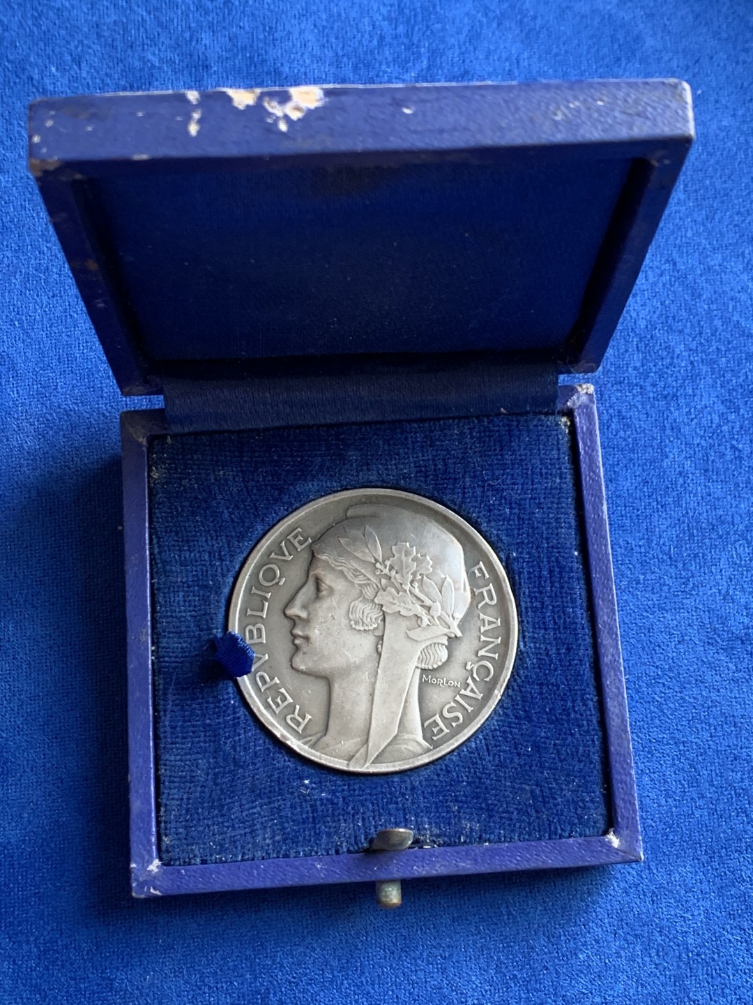 《竞宝斋》第148场-周日，周一 2场 (全场包邮) 法国 玛丽安娜 教育部艺术铜镀银章（原盒）   直径：36mm  重量：23.1g  边铭：丰饶角+铜标 蓝方盒