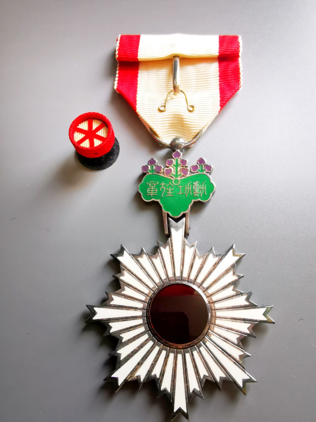 《崇甫堂》一勋章杂件专场VI 日本勋六等单光旭日章 银质 八宝烧工艺 原盒 带略章