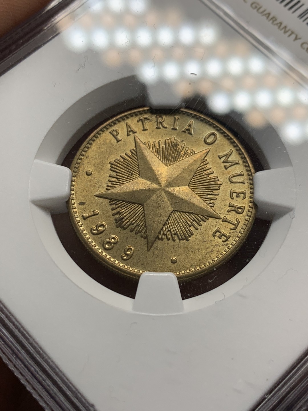 《竞宝斋》第148场-周日，周一 2场 (全场包邮) NGC-MS66 亚军分 古巴 1989年1比索五星黄铜币，流通版1比索，顶级高分，金光闪闪。复刻经典的五星设计