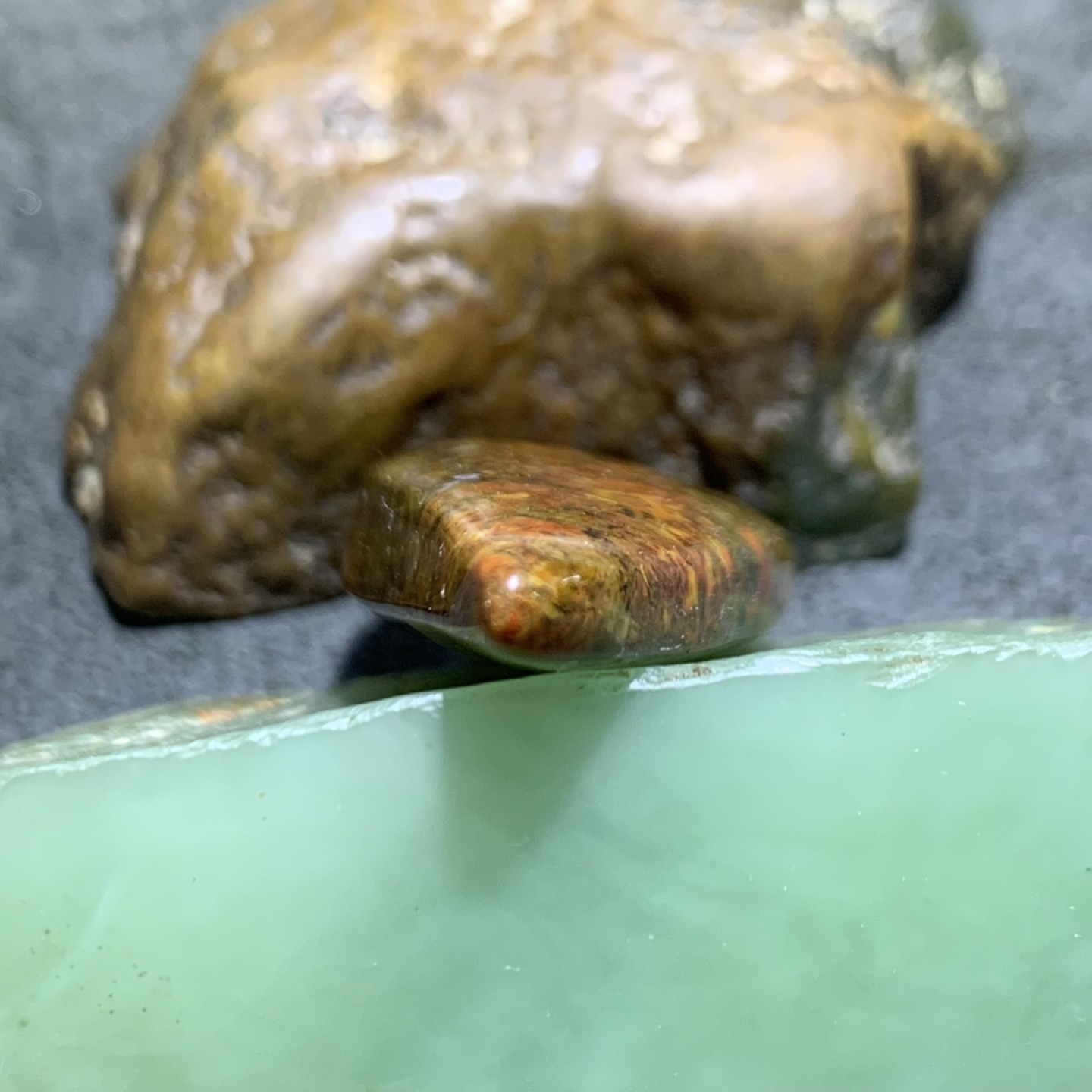 战国红玛瑙草花纹牙型吊坠一个，