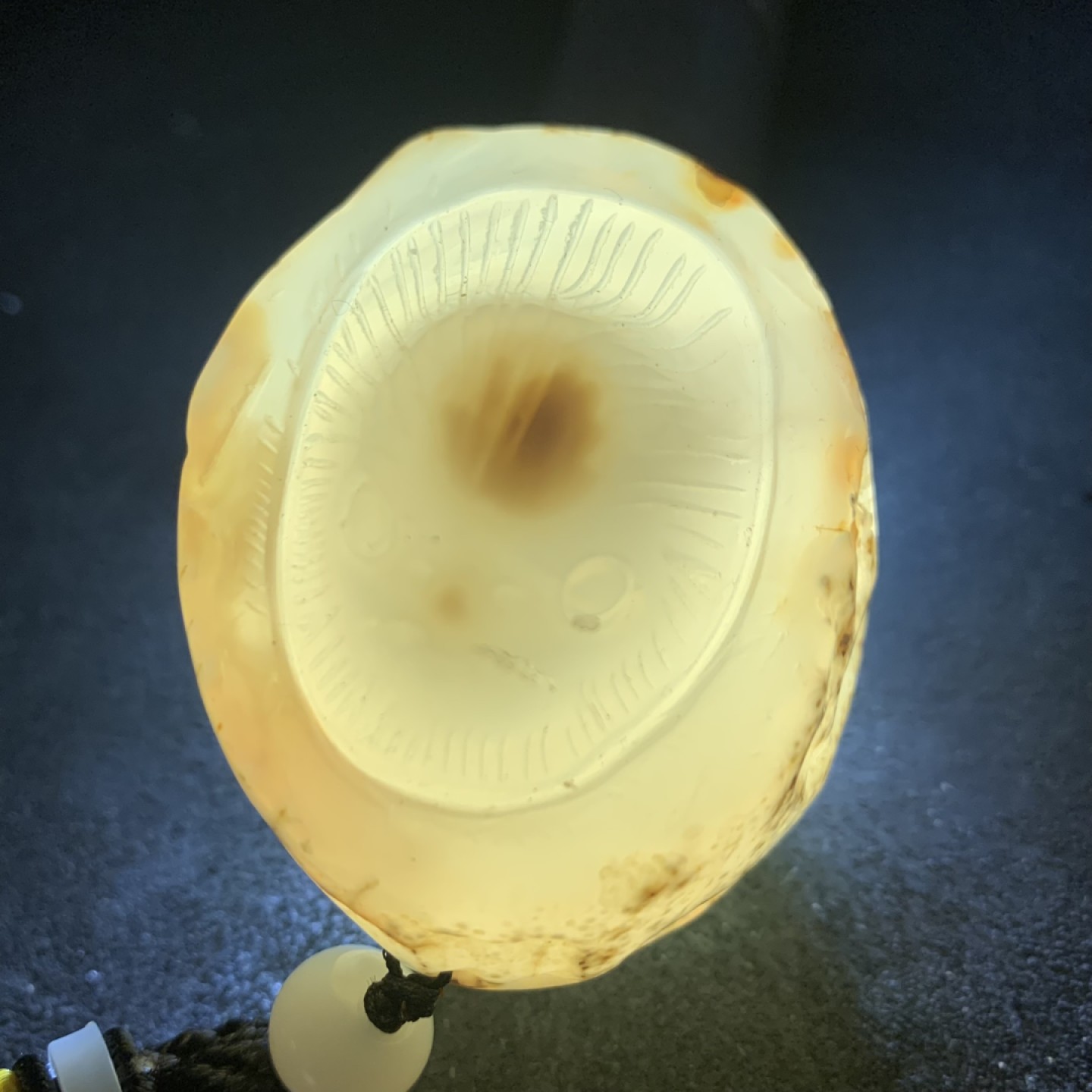 精美天然马达加斯加玛瑙雕刻小鸡出壳把件一个，