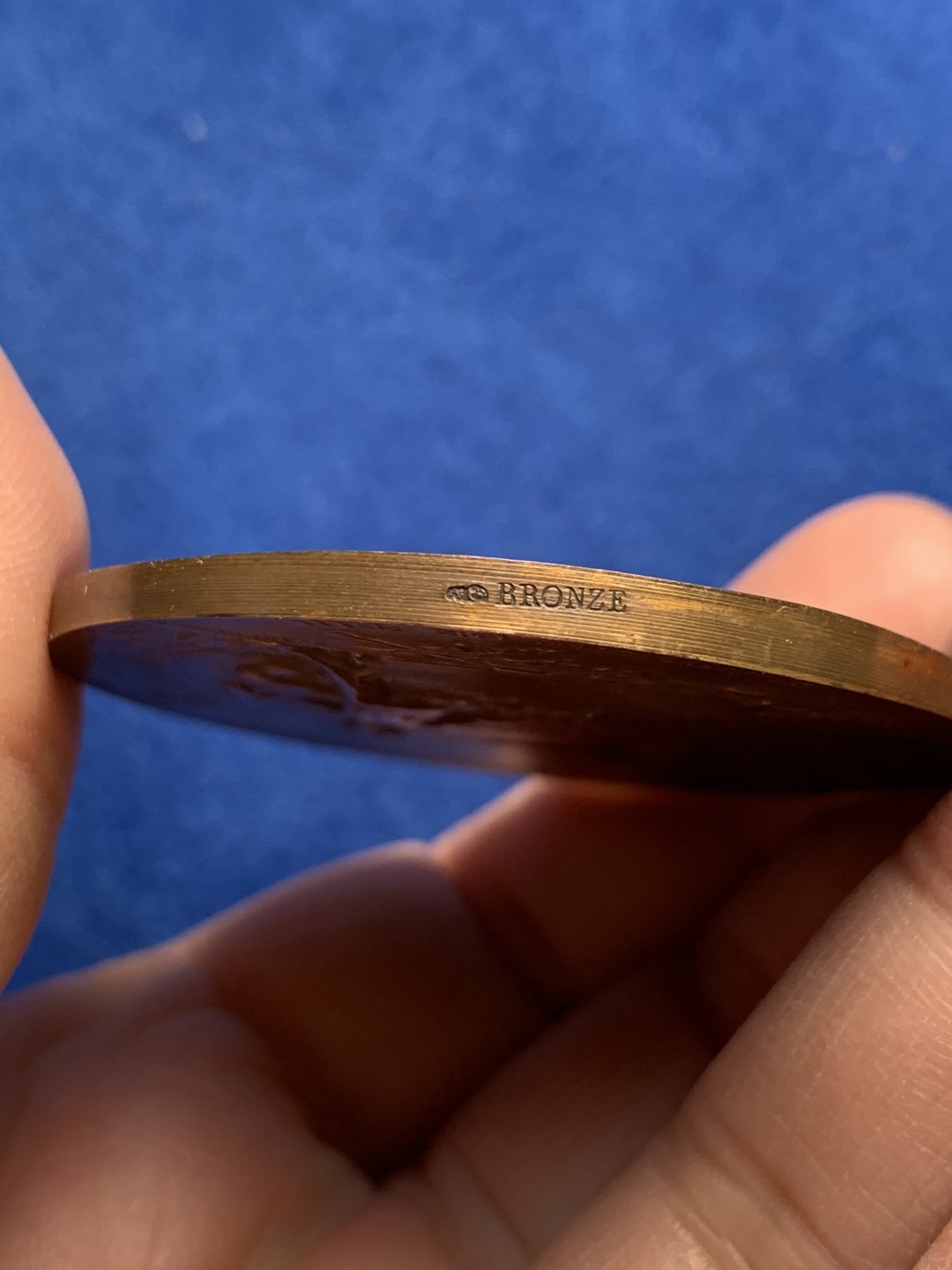 《竞宝斋》第148场-周日，周一 2场 (全场包邮) 法国 玛丽安娜 海马头盔射击铜章（原盒） 直径：50mm  重量：54.4g  边铭：丰饶角+铜标 红方盒