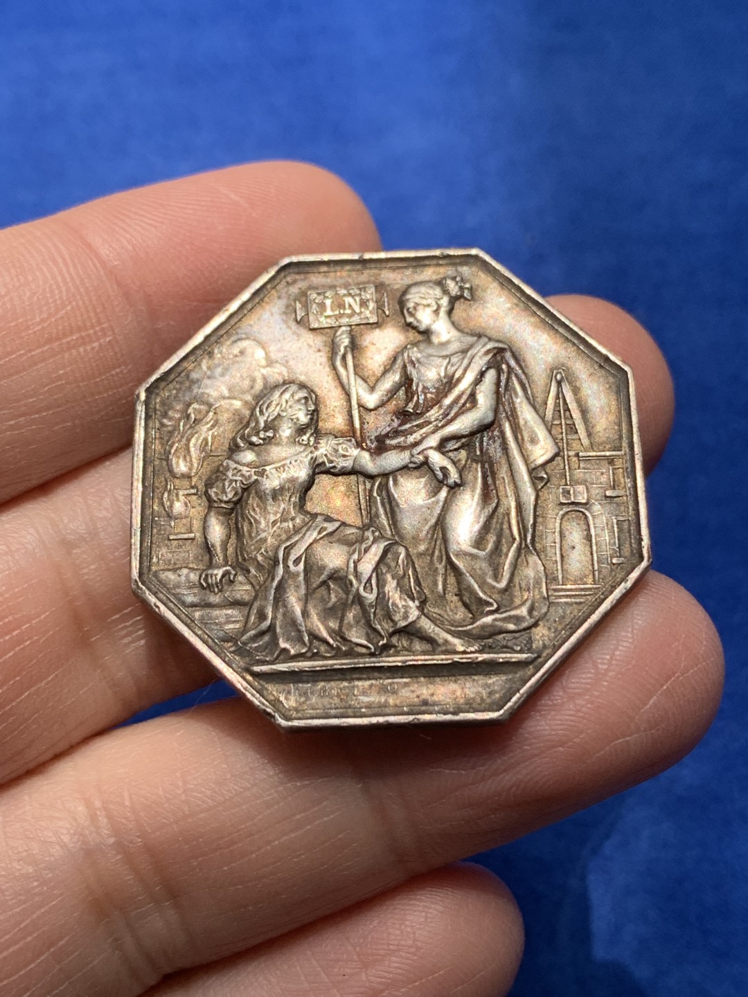 《竞宝斋》第148场-周日，周一 2场 (全场包邮) 法国 1860-1879 皇家火灾保险 银质八角代币 20.08g，36.5mm，蜜蜂边铭银标 原味包浆