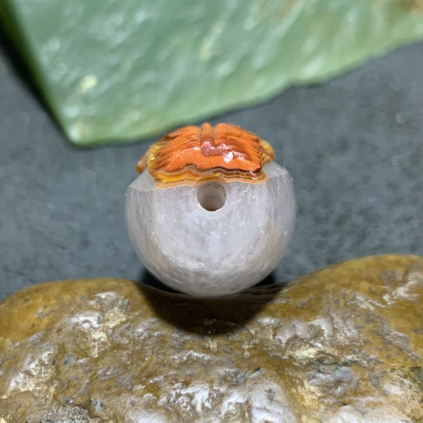 精美战国红玛瑙俏色巧雕羽毛桶珠一颗！