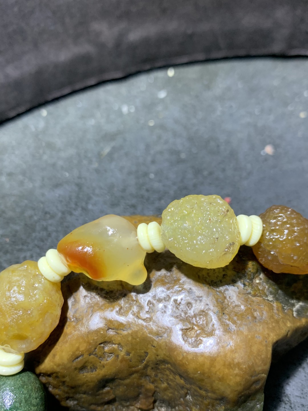 精美阿拉善彩珠玛瑙原石手串一条