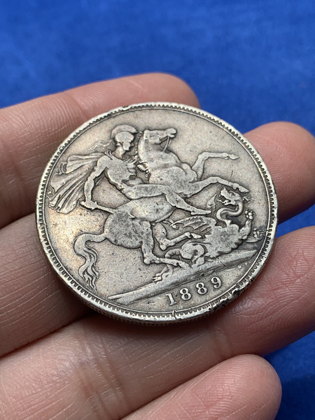 《竞宝斋》第148场-周日，周一 2场 (全场包邮) 英国 1889年维多利亚高冠马剑克朗银币 流通品相老包浆 细节见图