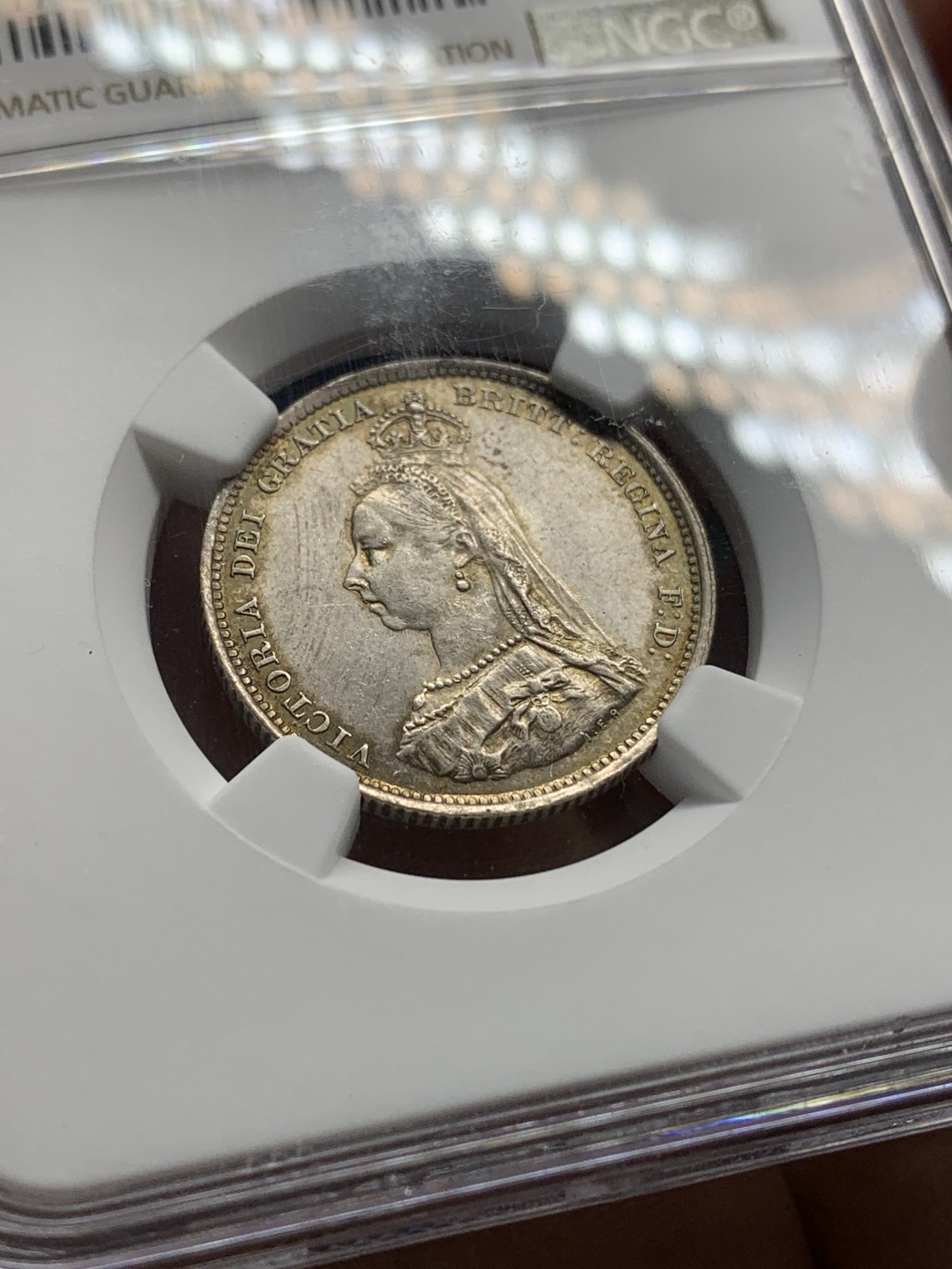 《竞宝斋》第148场-周日，周一 2场 (全场包邮) NGC-MS62 英国 1887年 维多利亚高冠1先令银币 包浆美丽