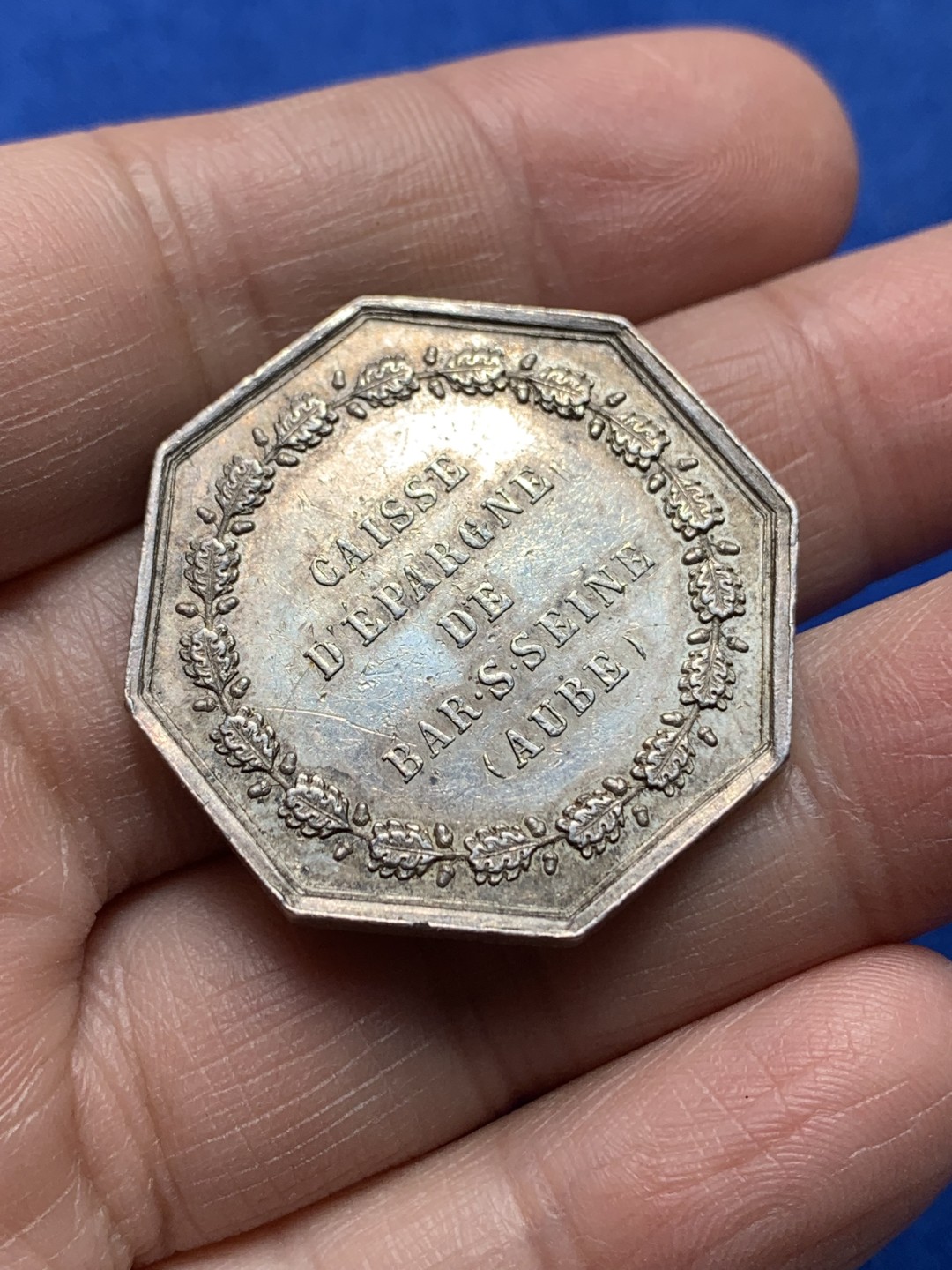 《竞宝斋》第148场-周日，周一 2场 (全场包邮) 法国1860-1879 塞纳河储蓄银行 银质八角代币 17.16g，32.3mm，蜜蜂边铭 银标