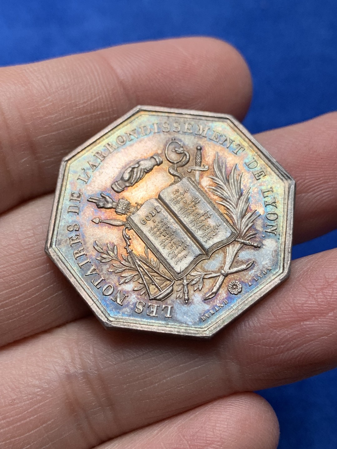 《竞宝斋》第148场-周日，周一 2场 (全场包邮) 法国 1839 里昂公证人 银质八角代币 14.39g，32.6mm，手指边铭银标 正面紫彩包浆，细节丰富