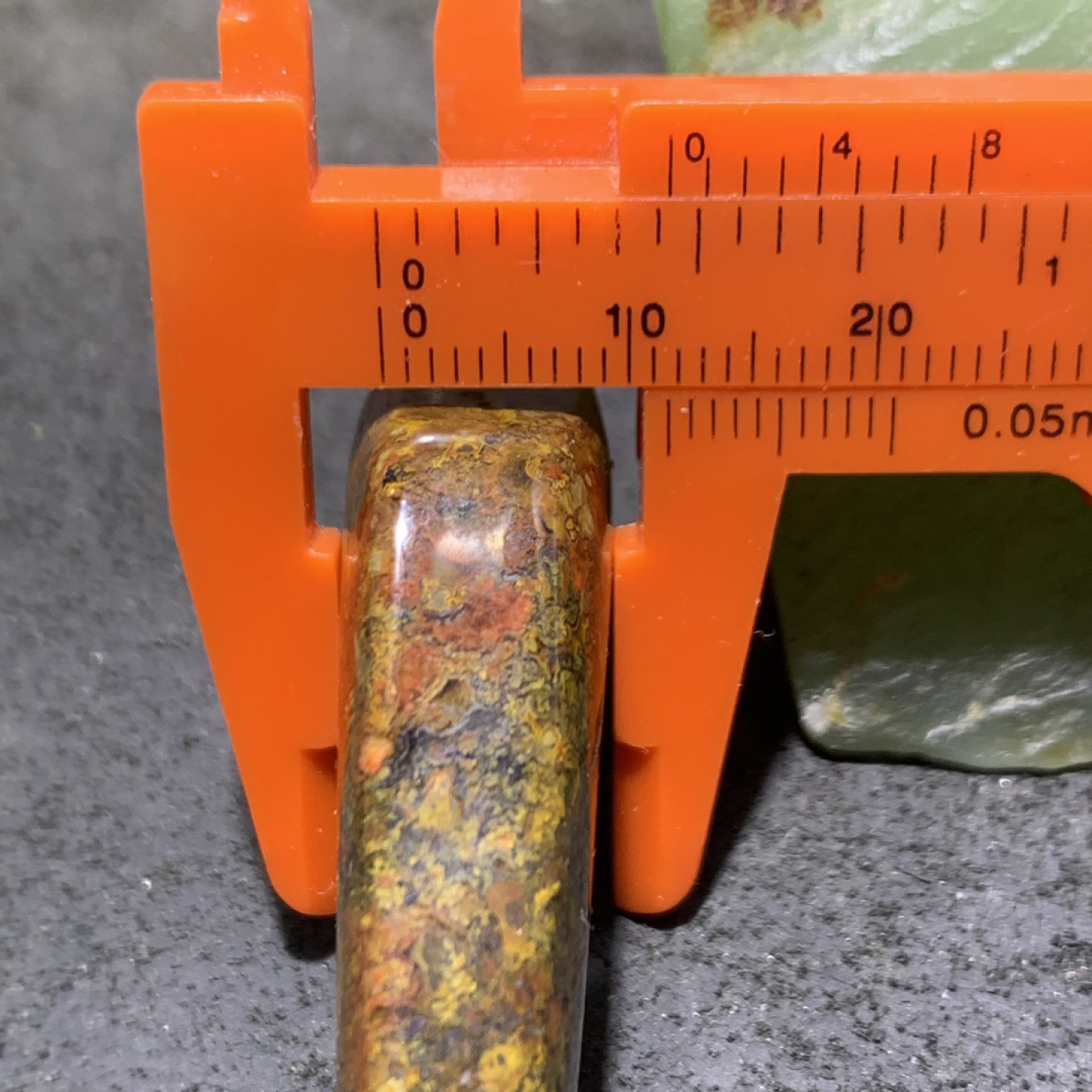 战国红玛瑙草花纹牙型吊坠一个，