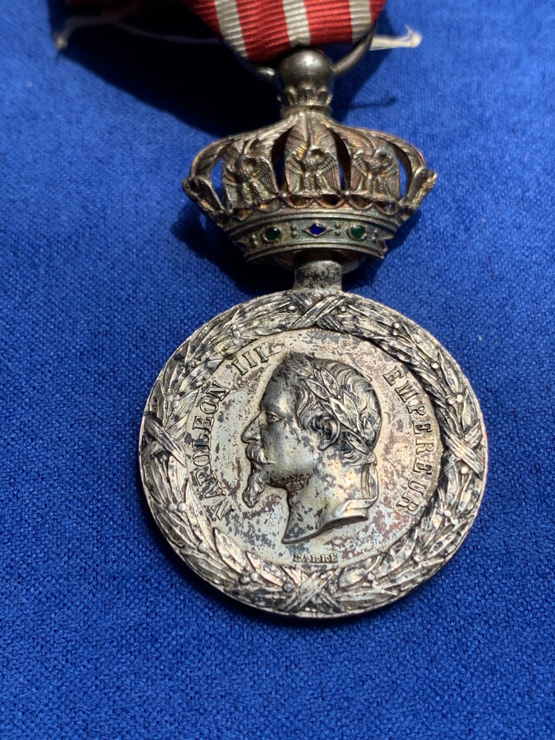 《竞宝斋》第148场-周日，周一 2场 (全场包邮) 法国1859年远征意大利奖章 十分稀少的皇冠版上挂， 国内仅见。皇冠上镶嵌的宝石还是完好无损的， 国际拍卖价格已超两千