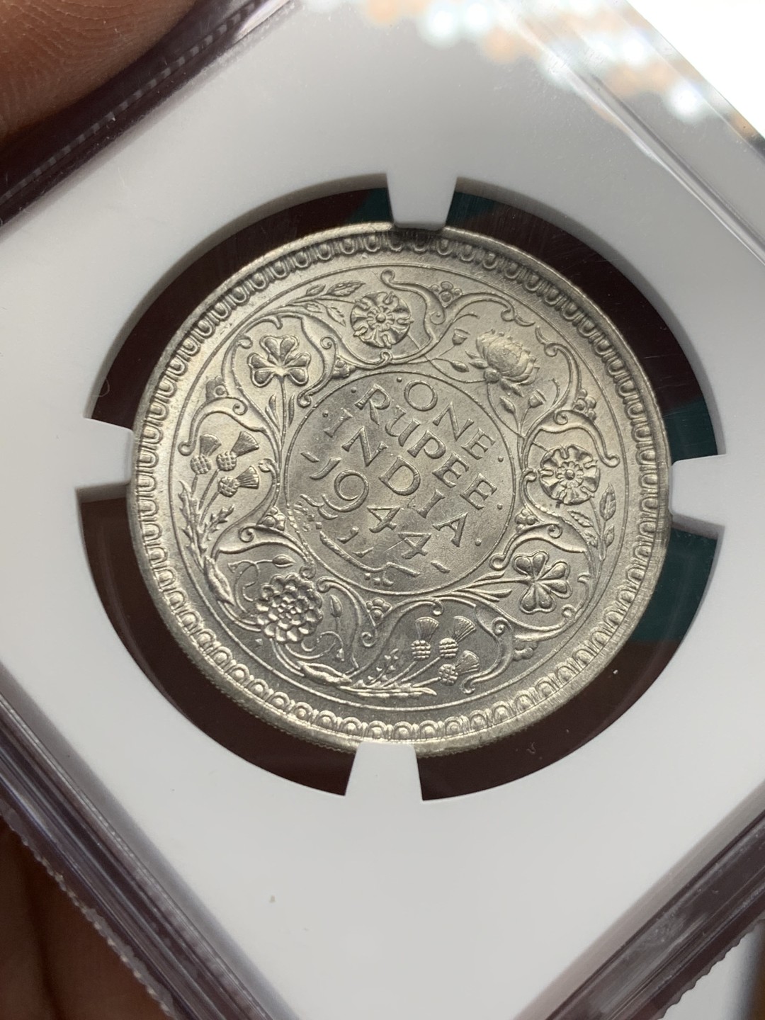 《竞宝斋》第148场-周日，周一 2场 (全场包邮) NGC MS62 英属印度 1944年B版 乔治六世1卢比银币 reverseB版 背面精雕花纹 细节很清晰 少见版本 原光好品