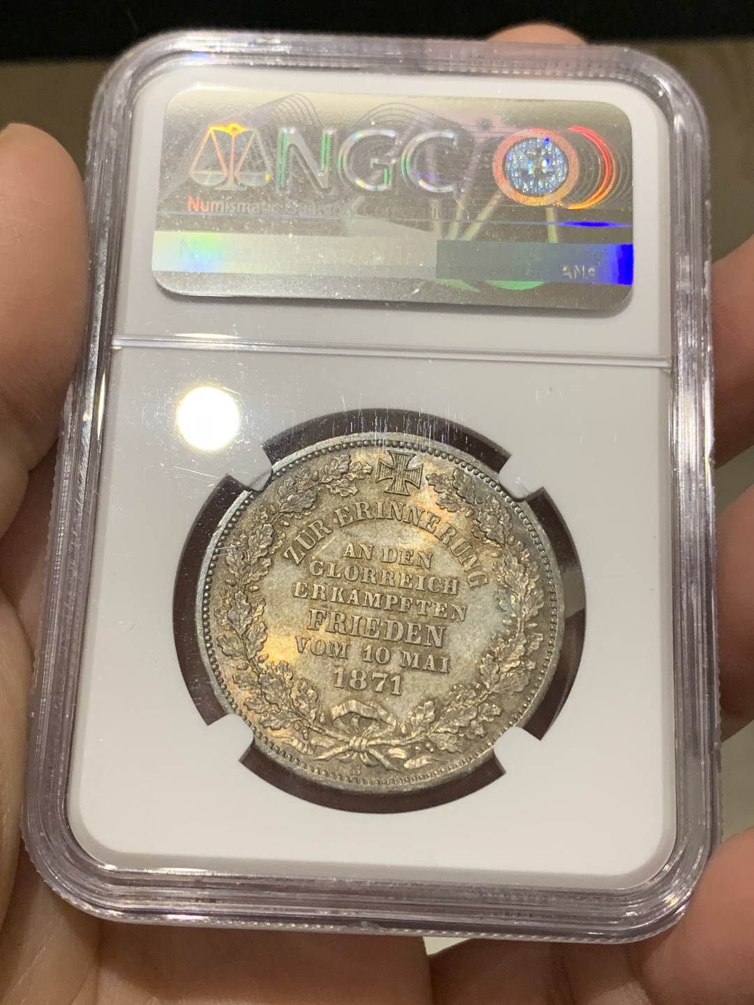 《竞宝斋》第148场-周日，周一 2场 (全场包邮) 高分收藏级！NGC-MS65 德国 1871年 不来梅 胜利泰勒银币 均匀暗金底色 外围蓝色环彩 GEM底光