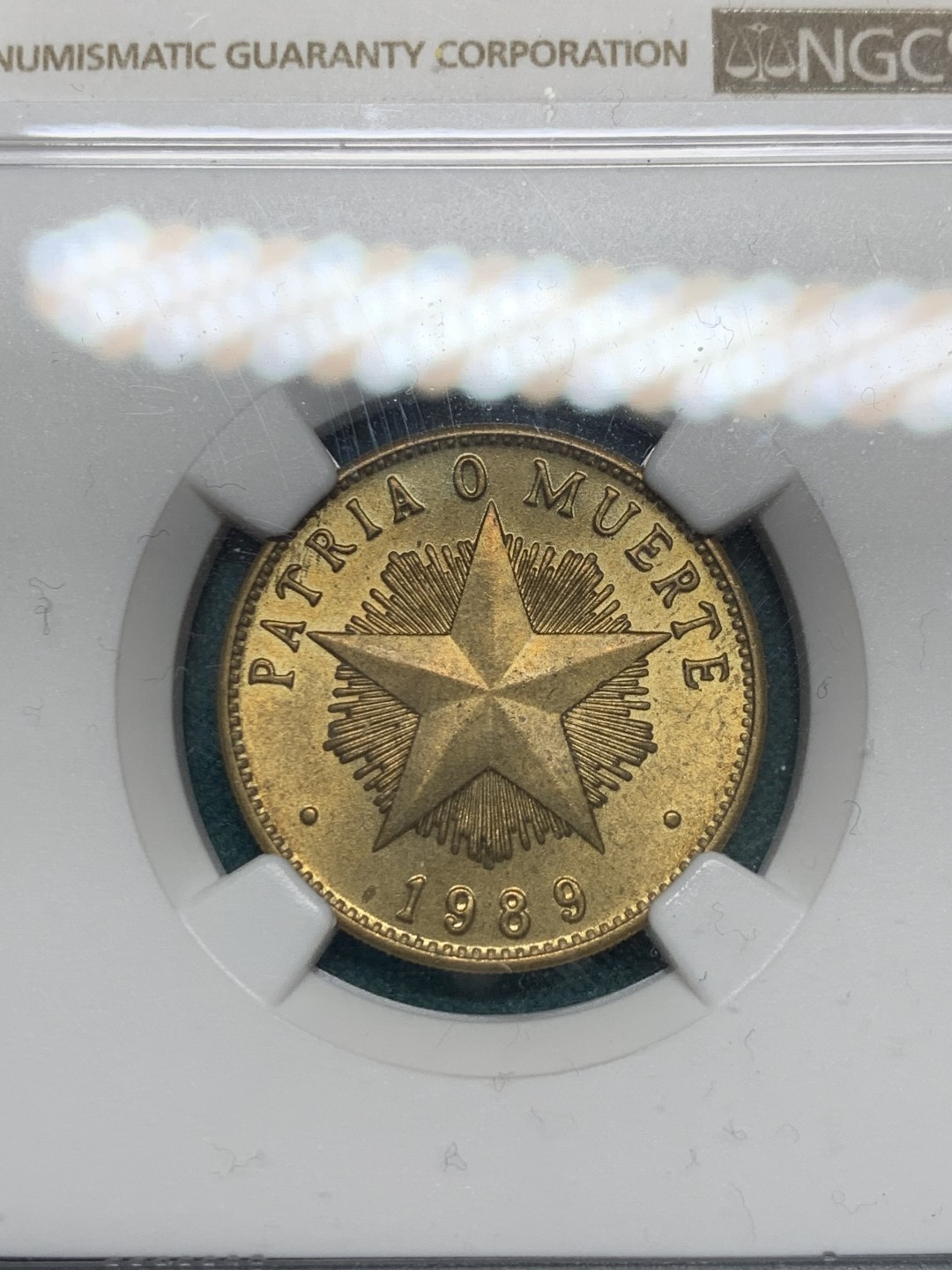 《竞宝斋》第148场-周日，周一 2场 (全场包邮) NGC-MS66 亚军分 古巴 1989年1比索五星黄铜币，流通版1比索，顶级高分，金光闪闪。复刻经典的五星设计