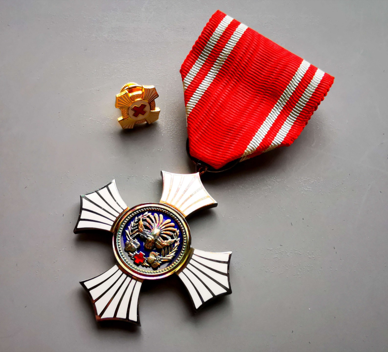 《崇甫堂》一勋章杂件专场VI 日本明治21年 赤十字社 金色有功章 银质 高档皮盒 带略章