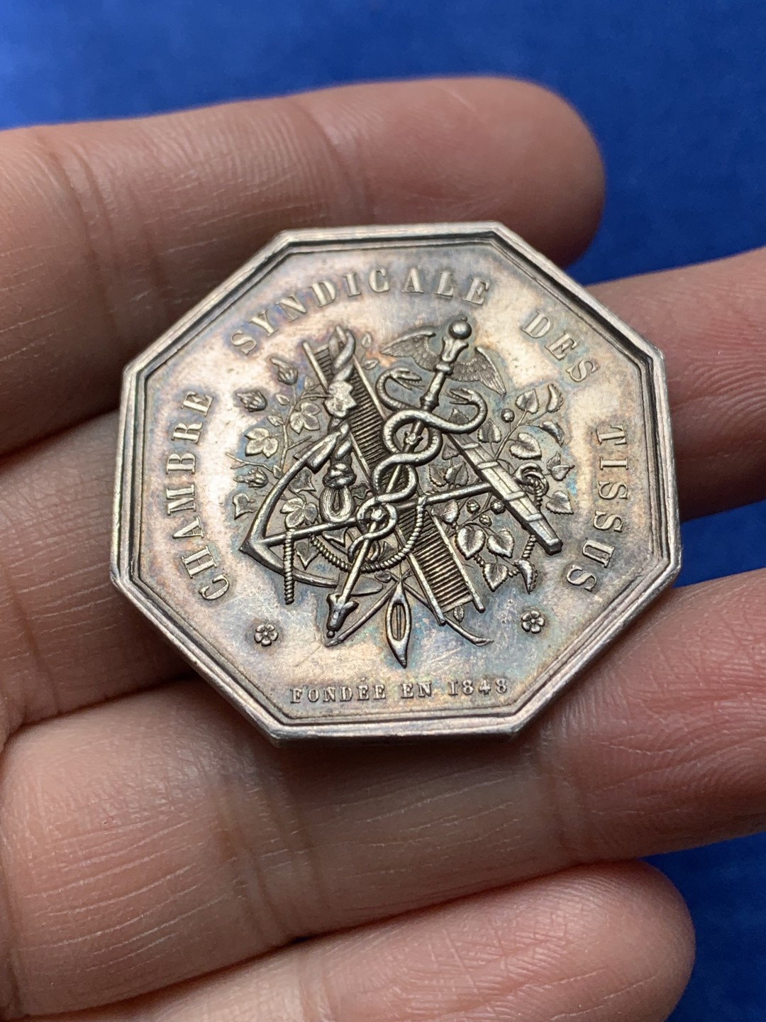 《竞宝斋》第148场-周日，周一 2场 (全场包邮) 法国 纺织协会 八角银质代币 jeton 18g 右手边铭（1845-1860年）