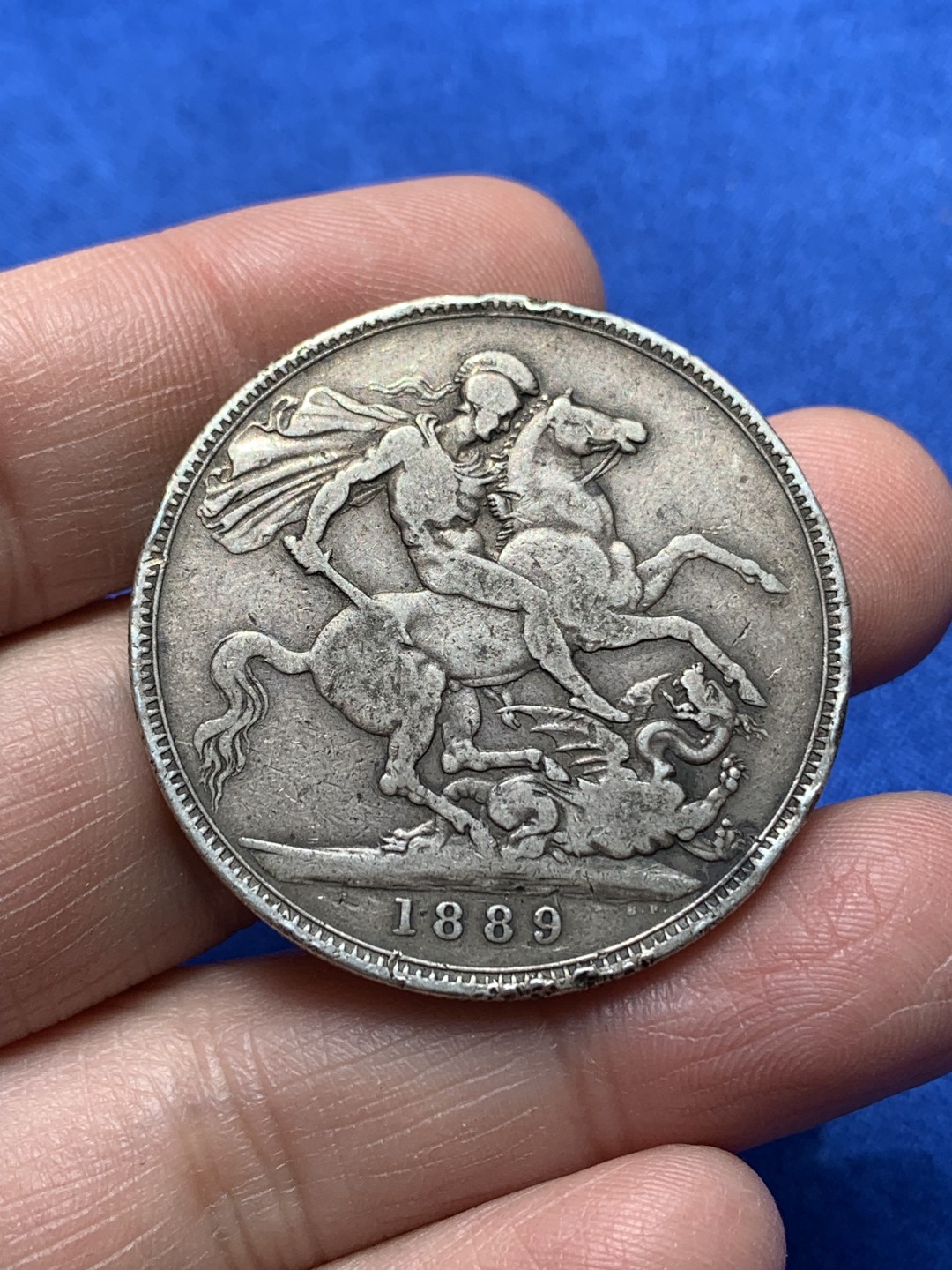 《竞宝斋》第148场-周日，周一 2场 (全场包邮) 英国 1889年维多利亚高冠马剑克朗银币 流通品相老包浆 细节见图