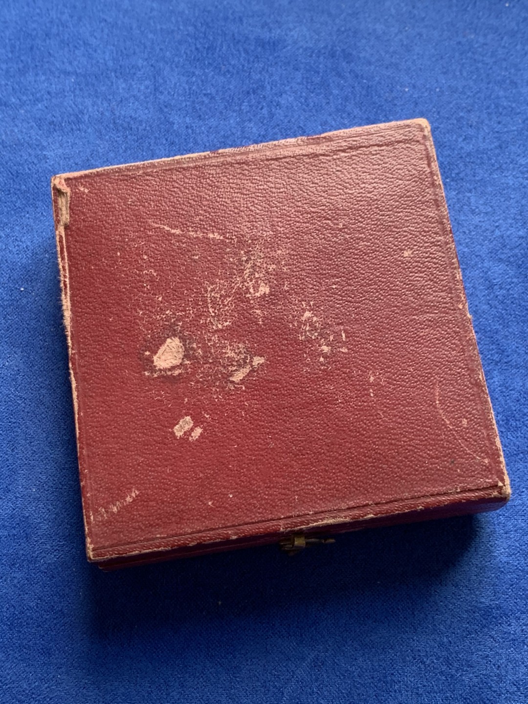 《竞宝斋》第148场-周日，周一 2场 (全场包邮) 法国 玛丽安娜 海马头盔射击铜章（原盒） 直径：50mm  重量：54.4g  边铭：丰饶角+铜标 红方盒