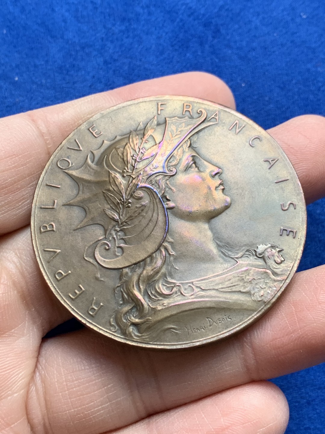 《竞宝斋》第148场-周日，周一 2场 (全场包邮) 法国 玛丽安娜 海马头盔射击铜章（原盒） 直径：50mm  重量：54.4g  边铭：丰饶角+铜标 红方盒