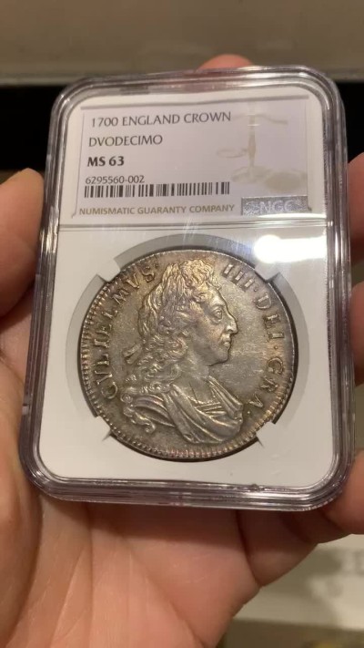 《竞宝斋》第148场-周日，周一 2场 (全场包邮) NGC-MS63 英国 1700年威廉三世一克朗银币 双面转光 英系毕业级收藏 细节见图
