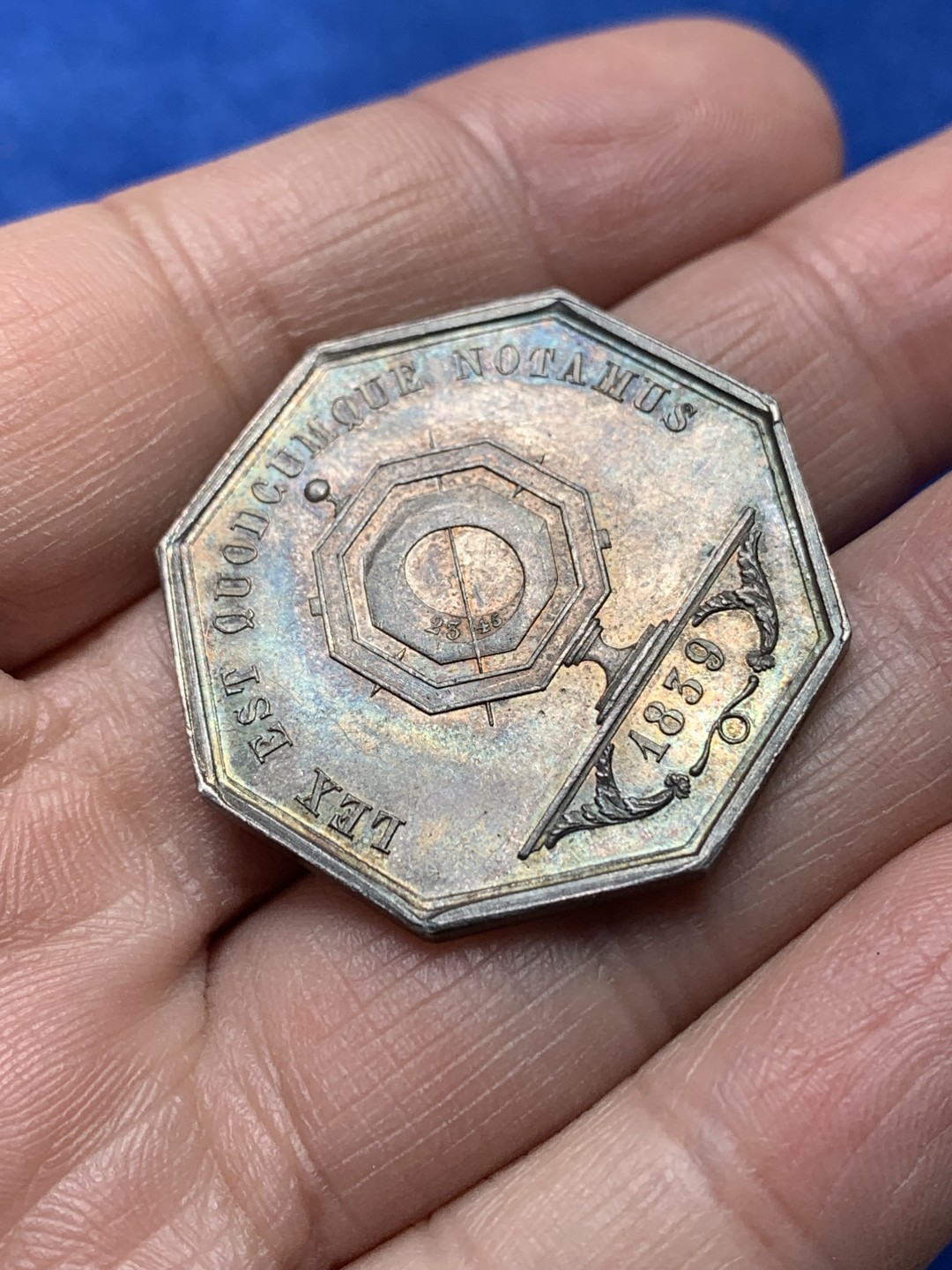 《竞宝斋》第148场-周日，周一 2场 (全场包邮) 法国 1839 里昂公证人 银质八角代币 14.39g，32.6mm，手指边铭银标 正面紫彩包浆，细节丰富