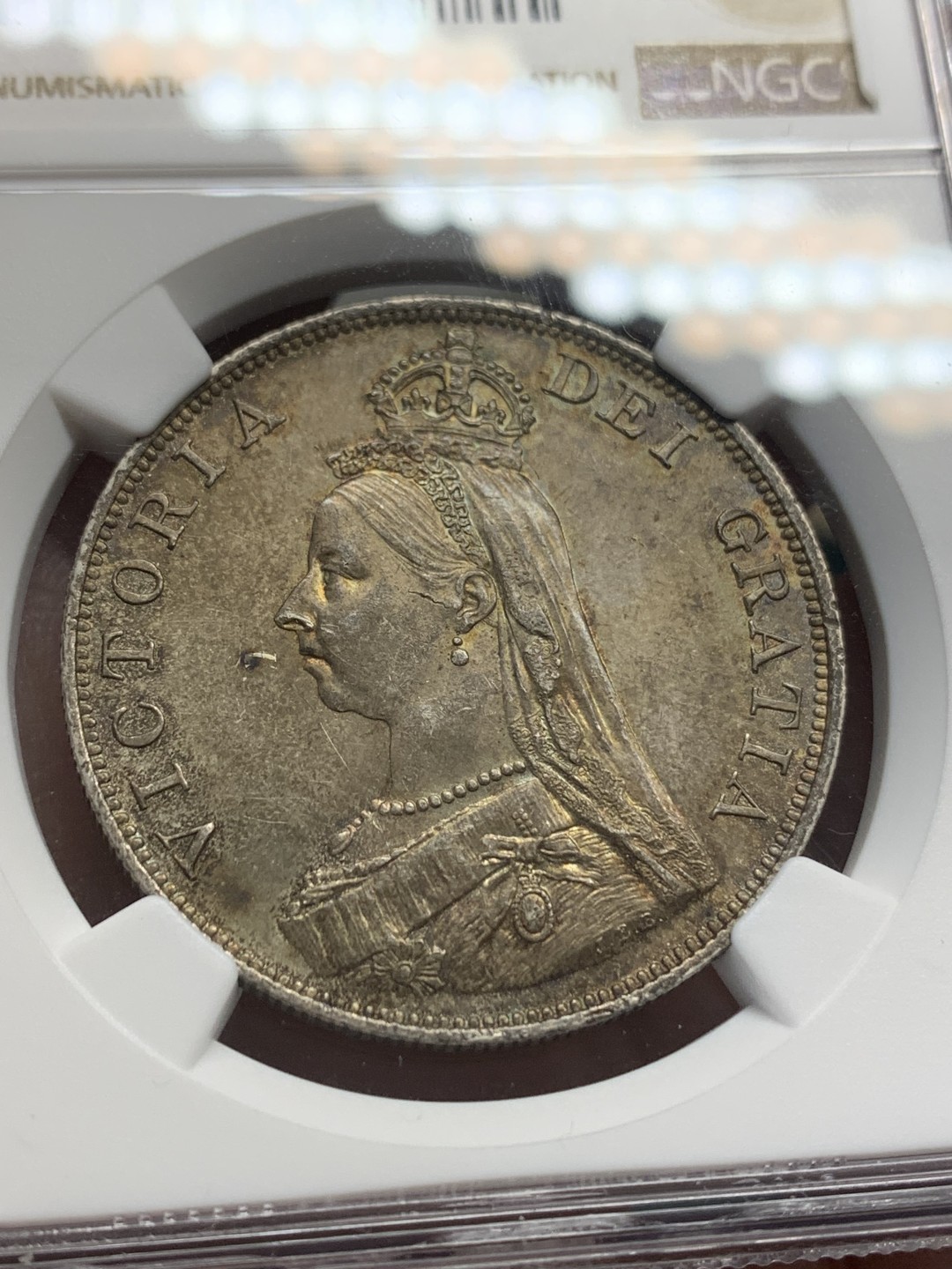 《竞宝斋》第148场-周日，周一 2场 (全场包邮) NGC MS63 英国 1887年 维多利亚 双弗洛林银币 酱彩包浆