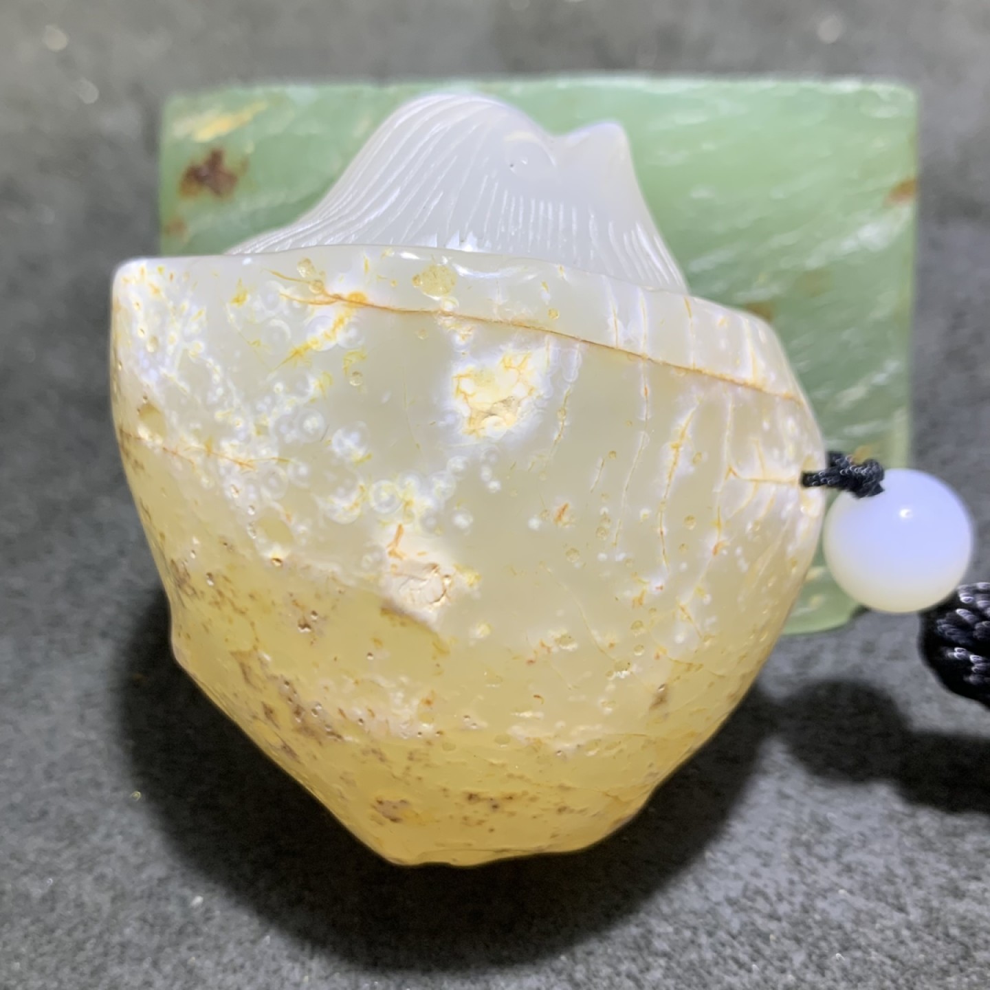 精美天然马达加斯加玛瑙雕刻小鸡出壳把件一个，