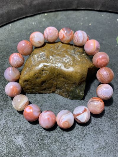 川料南红玛瑙缠丝纹单圈手串一条， 川料南红玛瑙缠丝纹单圈手串一条，