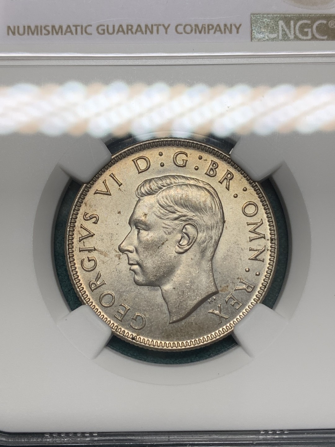 《竞宝斋》第148场-周日，周一 2场 (全场包邮) NGC-MS62 英国 1945年 乔治六世1弗洛林银币 原光淡彩 光度非常好 背面状态不输64