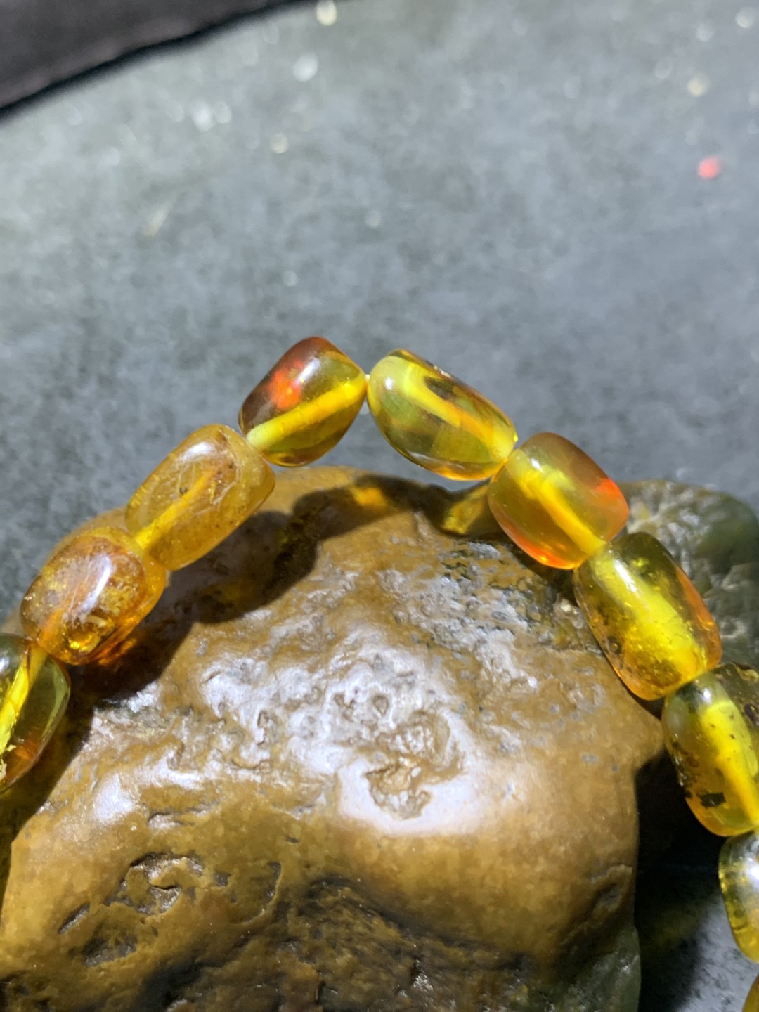 天然蜜蜡随形手串1条！