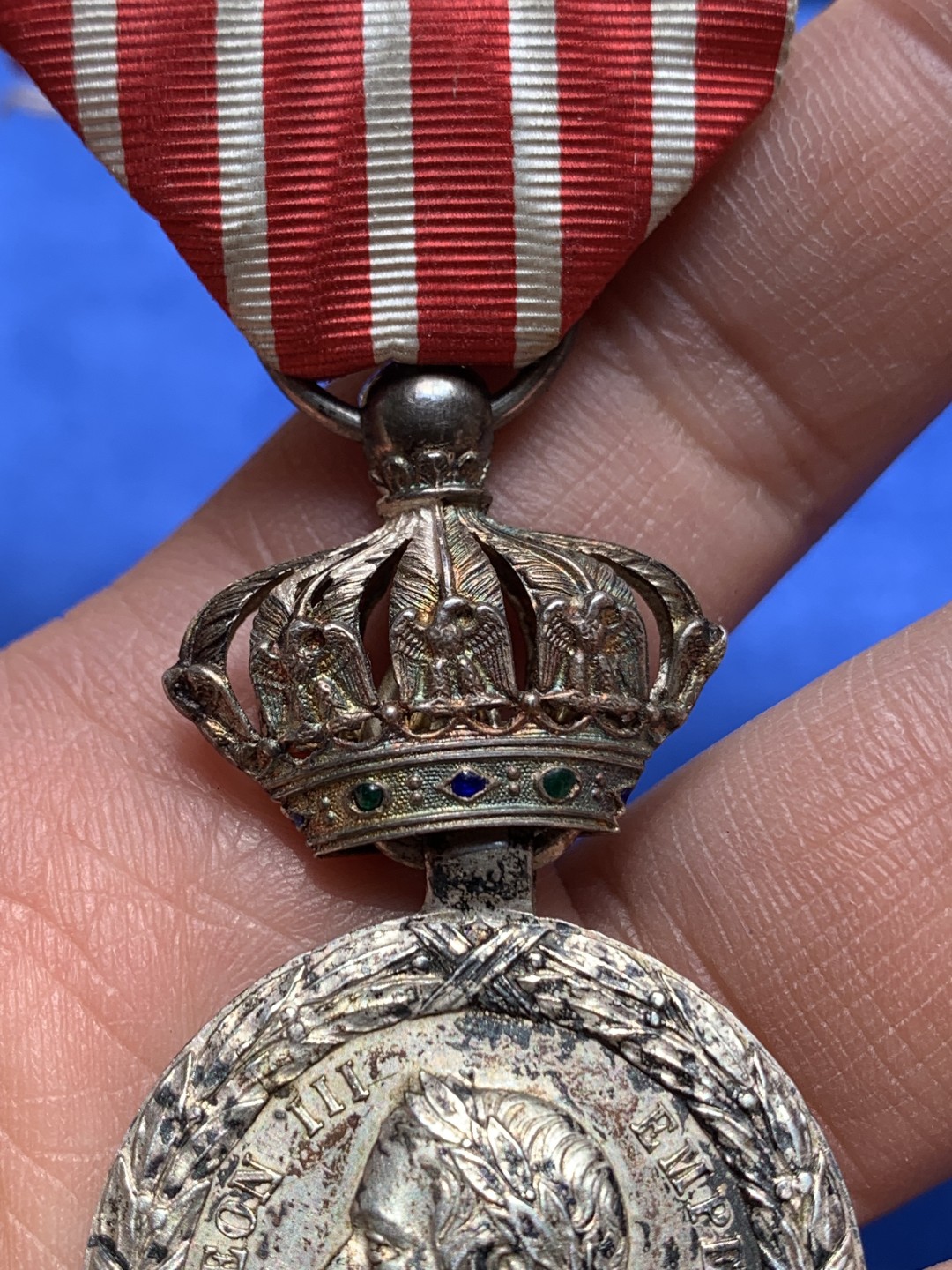 《竞宝斋》第148场-周日，周一 2场 (全场包邮) 法国1859年远征意大利奖章 十分稀少的皇冠版上挂， 国内仅见。皇冠上镶嵌的宝石还是完好无损的， 国际拍卖价格已超两千