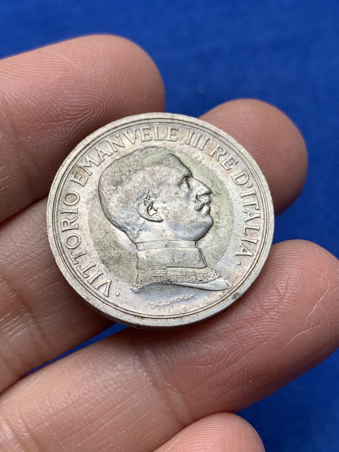 《竞宝斋》第148场-周日，周一 2场 (全场包邮) 意大利1916年 胜利马车2里拉银币 原光品