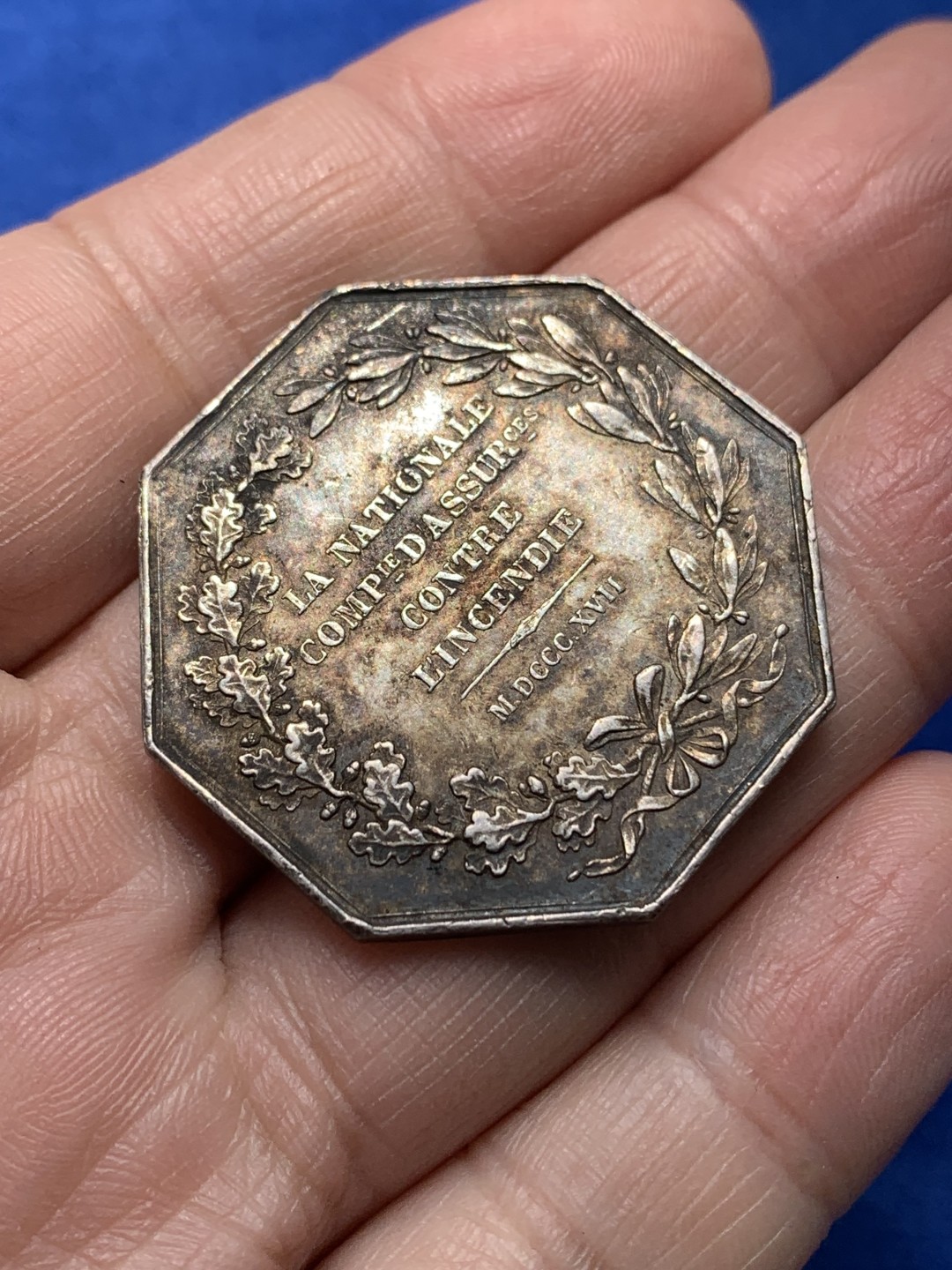 《竞宝斋》第148场-周日，周一 2场 (全场包邮) 法国 1860-1879 皇家火灾保险 银质八角代币 20.08g，36.5mm，蜜蜂边铭银标 原味包浆