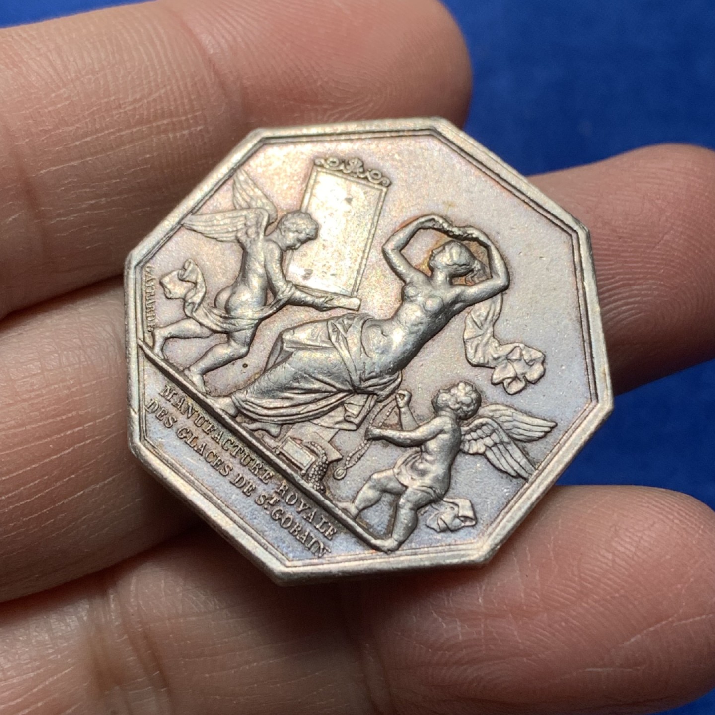 《竞宝斋》第148场-周日，周一 2场 (全场包邮) 法国 1830 魔镜 圣戈班玻璃公司 银质八角代币 18.86g，32.3mm，早期手指边铭银标