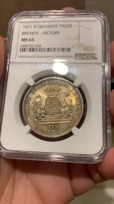 《竞宝斋》第148场-周日，周一 2场 (全场包邮) 高分收藏级！NGC-MS65 德国 1871年 不来梅 胜利泰勒银币 均匀暗金底色 外围蓝色环彩 GEM底光