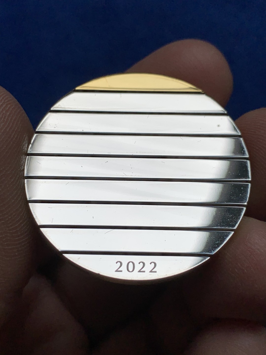 《竞宝斋》第148场-周日，周一 2场 (全场包邮) 少见原盒 拉脱维亚 2022年 上升主题5欧元镀金精制纪念银币 36.7克925银 全球限量5000枚 设计感慢慢 潜力获奖品种