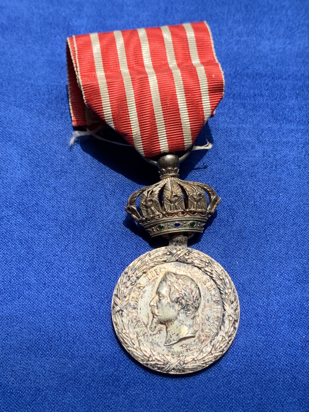 《竞宝斋》第148场-周日，周一 2场 (全场包邮) 法国1859年远征意大利奖章 十分稀少的皇冠版上挂， 国内仅见。皇冠上镶嵌的宝石还是完好无损的， 国际拍卖价格已超两千