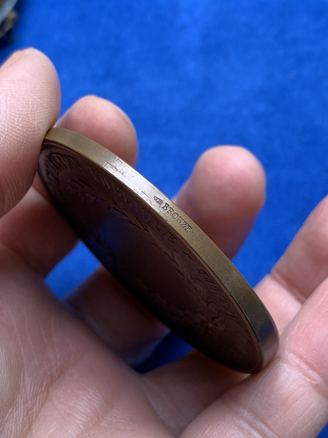 《竞宝斋》第148场-周日，周一 2场 (全场包邮) 法国 玛丽安娜 花环艺术 大铜章（原盒）直径：57mm  重量：89.8g  边铭：丰饶角+铜标 蓝圆盒