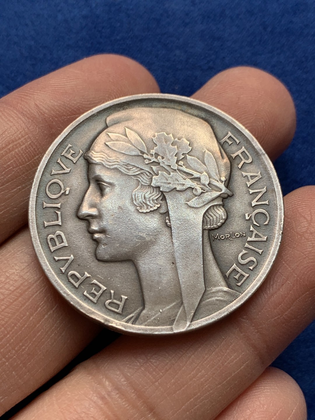 《竞宝斋》第148场-周日，周一 2场 (全场包邮) 法国 玛丽安娜 教育部艺术铜镀银章（原盒）   直径：36mm  重量：23.1g  边铭：丰饶角+铜标 蓝方盒