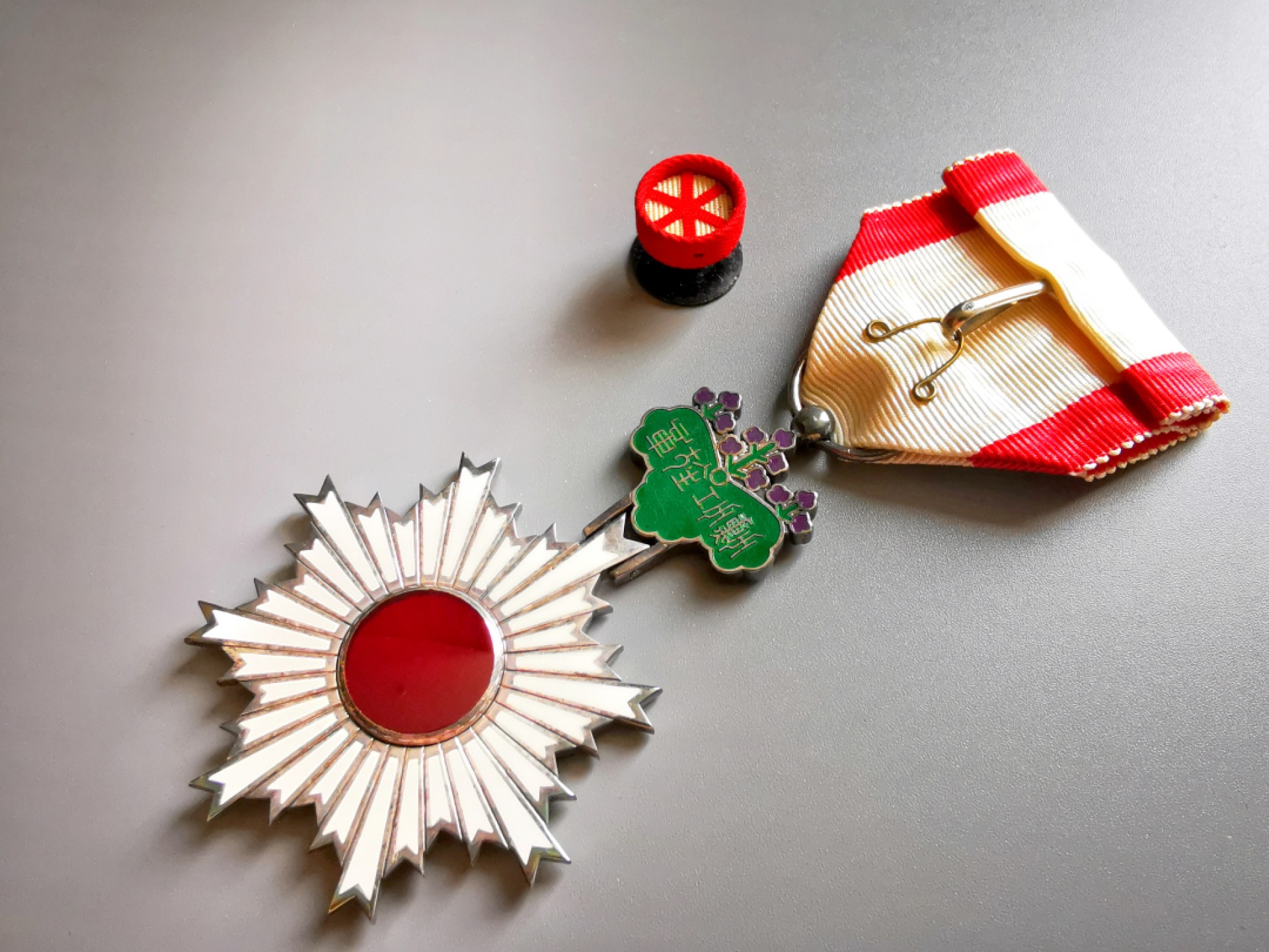 《崇甫堂》一勋章杂件专场VI 日本勋六等单光旭日章 银质 八宝烧工艺 原盒 带略章