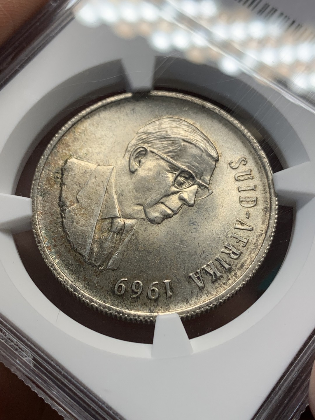 《竞宝斋》第148场-周日，周一 2场 (全场包邮) NGC-MS63 南非 1969维沃尔德1兰特银币 状态好 不多的品种