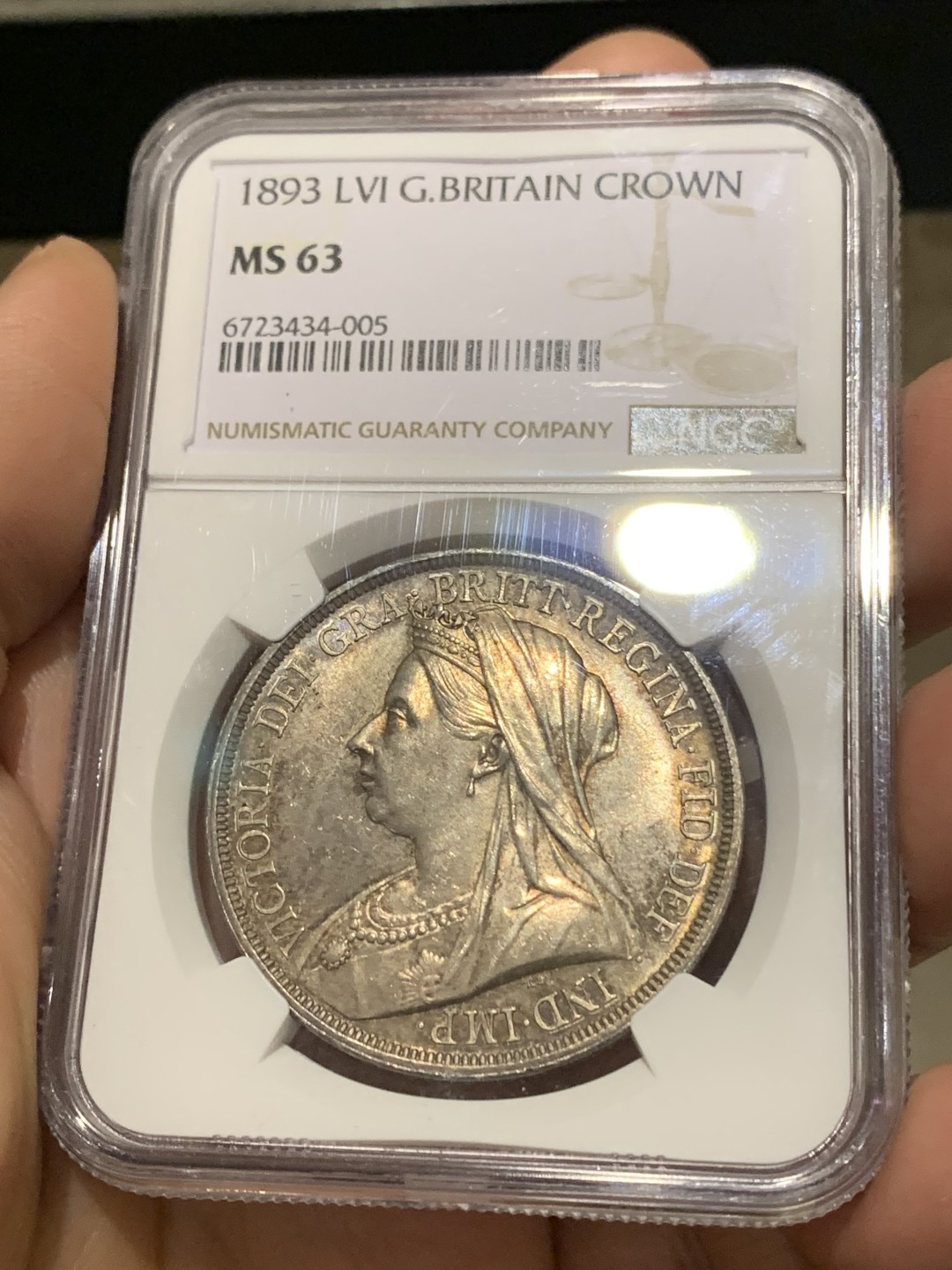 《竞宝斋》第148场-周日，周一 2场 (全场包邮) NGC-MS63 英国 1893年维多利亚 披纱 马剑银币 五彩转光 镜面底板