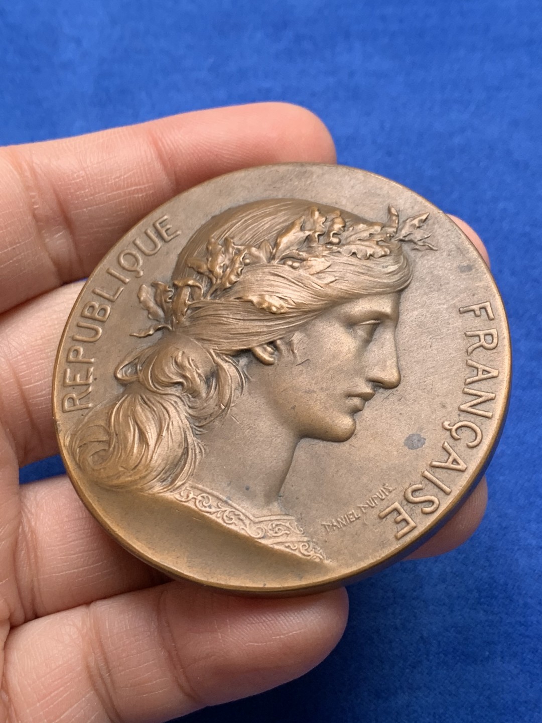 《竞宝斋》第148场-周日，周一 2场 (全场包邮) 法国 玛丽安娜 花环艺术 大铜章（原盒）直径：57mm  重量：89.8g  边铭：丰饶角+铜标 蓝圆盒