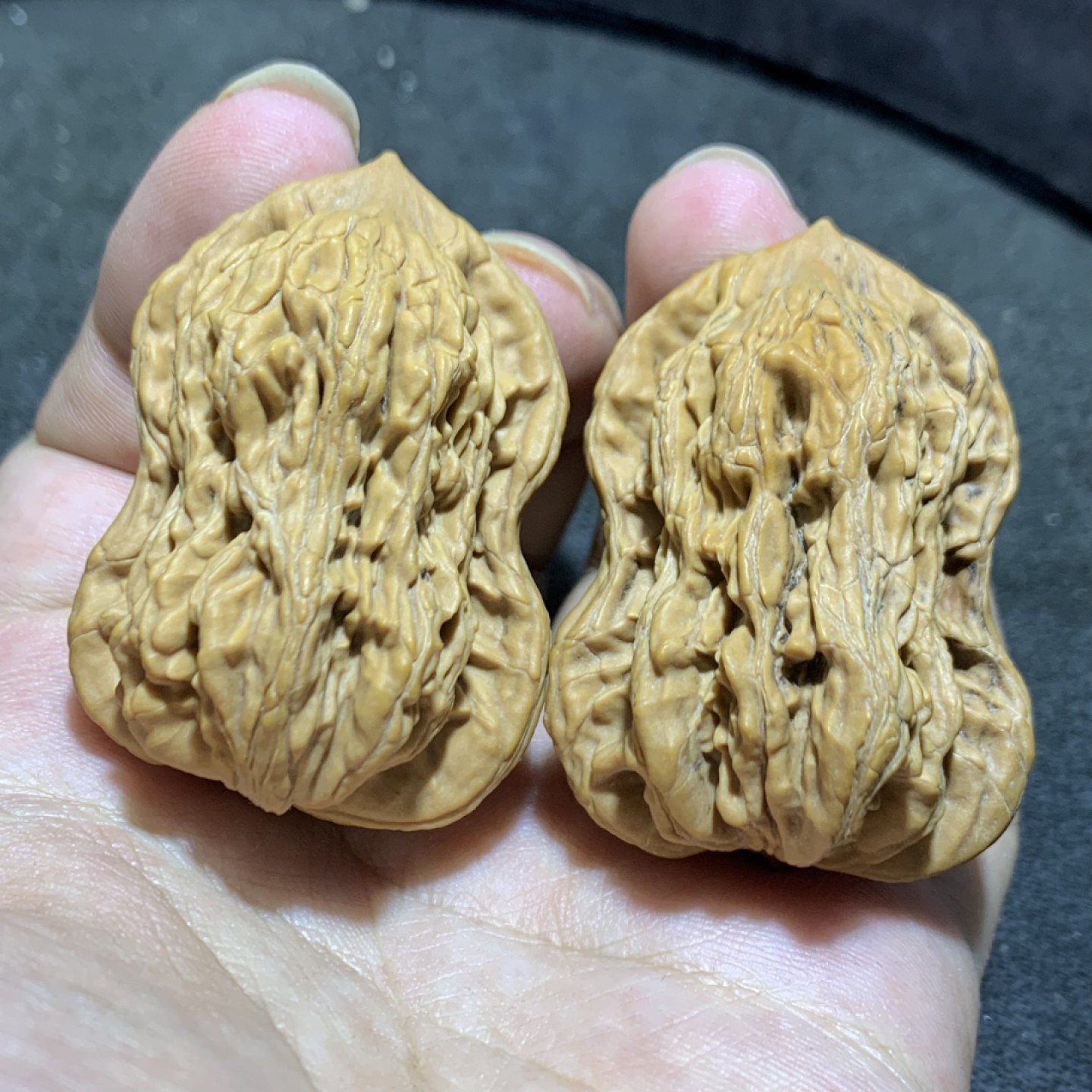 仅此一对，精美麦穗虎头异形葫芦文玩麻核桃一对！