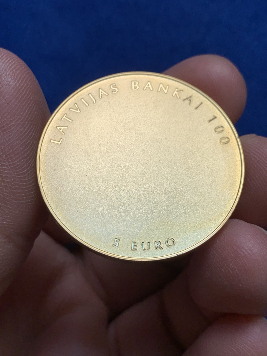 《竞宝斋》第148场-周日，周一 2场 (全场包邮) 少见原盒 拉脱维亚 2022年 上升主题5欧元镀金精制纪念银币 36.7克925银 全球限量5000枚 设计感慢慢 潜力获奖品种