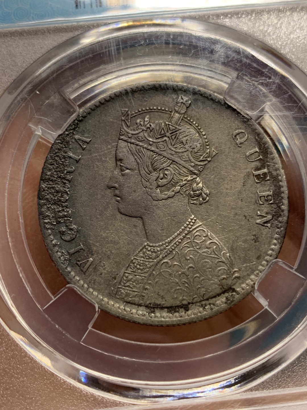 《竞宝斋》第148场-周日，周一 2场 (全场包邮) 国评盒子 英属印度 维多利亚女王 1862年 1卢比 银币 窖藏好品