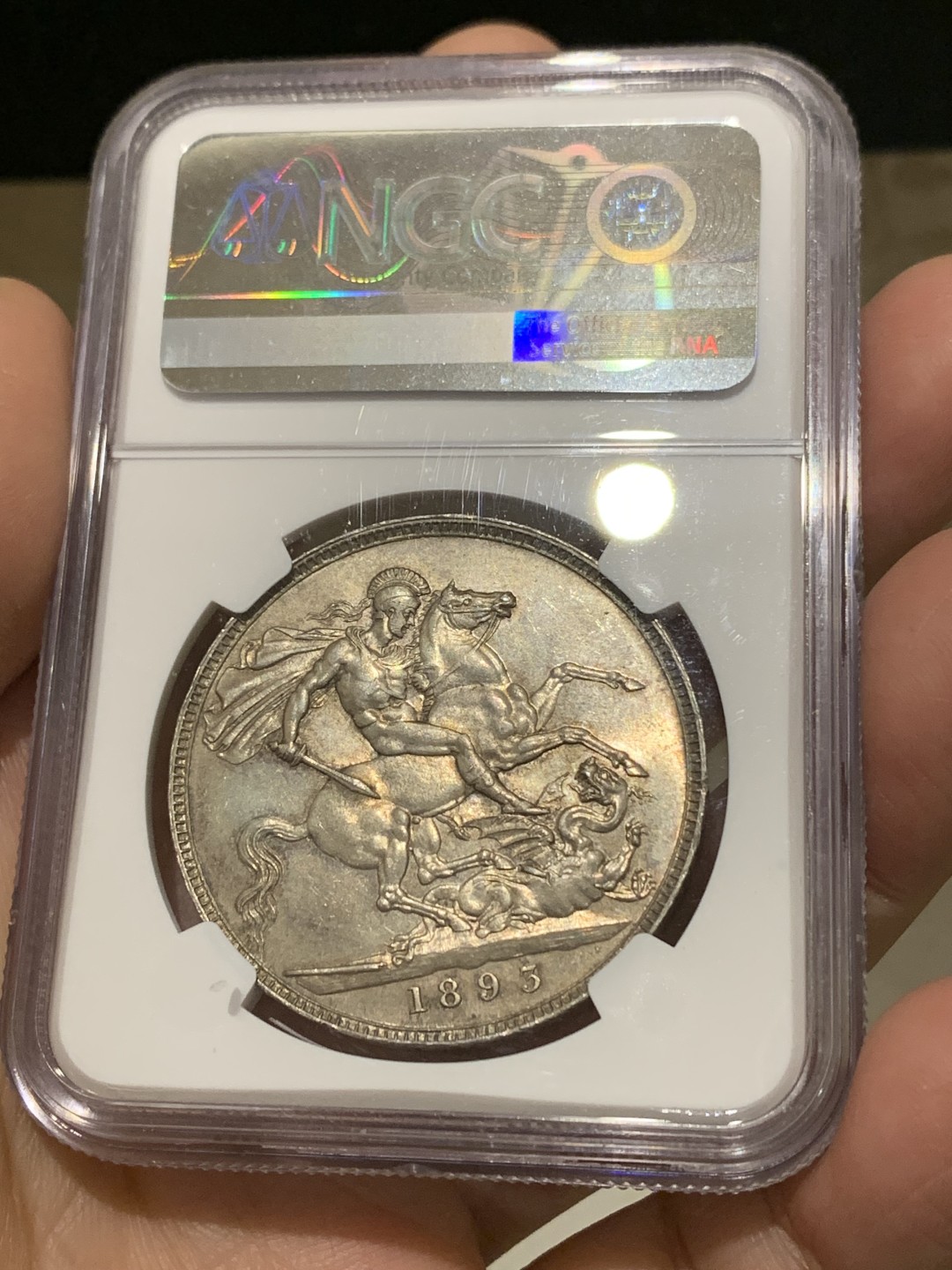 《竞宝斋》第148场-周日，周一 2场 (全场包邮) NGC-MS63 英国 1893年维多利亚 披纱 马剑银币 五彩转光 镜面底板