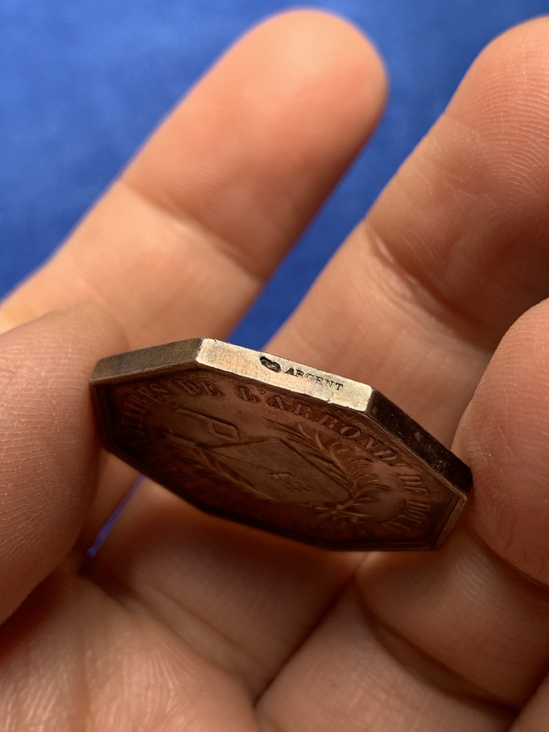 《竞宝斋》第148场-周日，周一 2场 (全场包邮) 法国 1880-1898 杜艾公证处 银质八角代币 丰饶角边铭银标 五彩包浆 29.7mm 13.57克